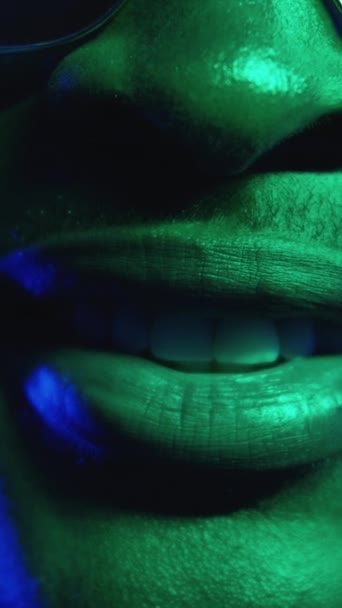Vertikální Video Neonový Úsměv Bělení Zubů Zubařská Péče Zelená Barva — Stock video