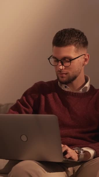 Dikey Video Mesafe Çalışması Zeki Sıradan Bir Adam Bilgisayar Teknolojisi — Stok video