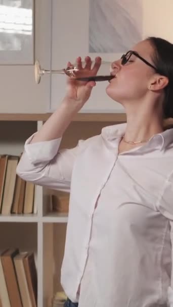 Pionowe Wideo Impreza Alkoholowa Domowa Radość Pozytywny Styl Życia Beztroski — Wideo stockowe