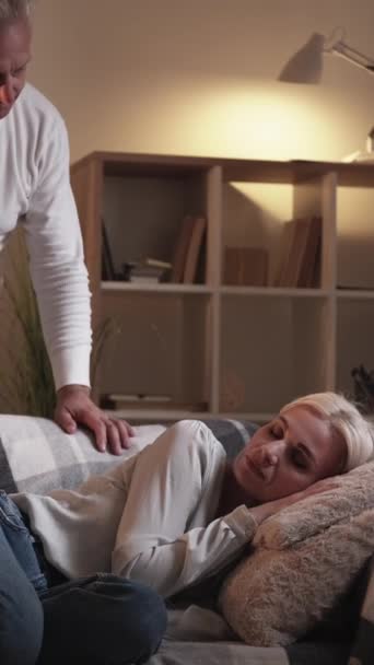 영상입니다 낮잠자는 치석을 사랑하는 남자가 저녁에 집에서 소파에 아내를 돌보는 — 비디오