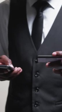 Dikey video. Mobil bankacılık. Elektronik işlem. Kişisel veri güvenliği. İnternet üzerinden dijital ödeme için telefon kartı kullanan tanınmayan bir iş adamı.