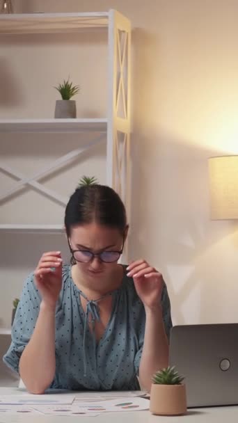 Vertikales Video Arbeitsmüdigkeit Augenbelastung Workaholic Problem Müde Migräne Leidende Frau — Stockvideo