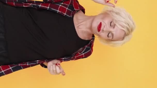 Verticale Video Feestelijke Dans Gelukkige Vrouw Spannende Vreugde Geïnspireerd Dame — Stockvideo