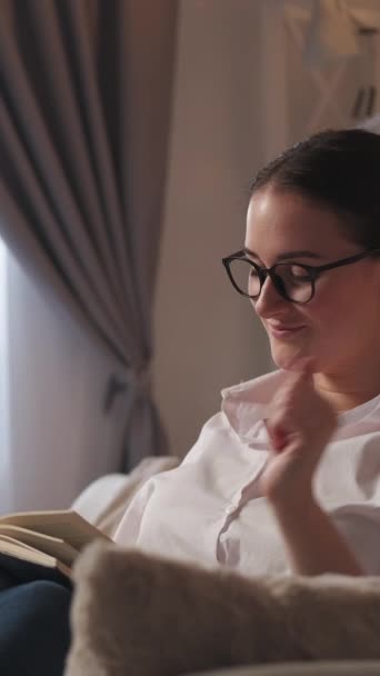 Vertikales Video Lesehobby Freizeit Hause Wochenendliteratur Entspannte Neugierige Intelligente Frau — Stockvideo