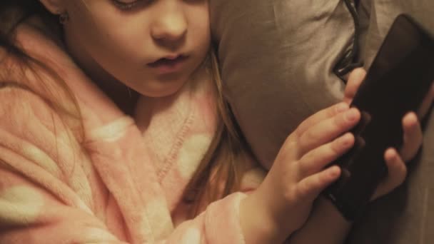 Cuidado Madre Del Niño Cansado Descanso Dormir Mujer Quitando Gadget — Vídeos de Stock