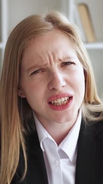 垂直录像 令人不安的沟通 讨厌的表情 令人困惑的怀疑生气的金发女商人在办公室问问题 — 图库视频影像