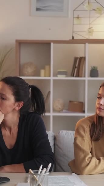 Vidéo Verticale Querelle Famille Conflit Familial Mère Souriante Adolescente Fille — Video