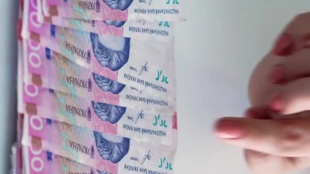Verticale Video Geld Besparen Oekraïense Hryvnia Inflatie Financiële Inkomsten Vrouwelijke — Stockvideo
