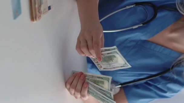 Vertikales Video Ärzte Profitieren Teure Gesundheitsversorgung Unerkennbare Ärztin Zählt Geld — Stockvideo