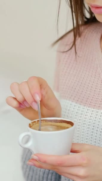 垂直录像 咖啡时间 早上的仪式放松的时刻 妇女的手搅拌卡布奇诺咖啡因饮料与牛奶泡沫勺在白杯 — 图库视频影像