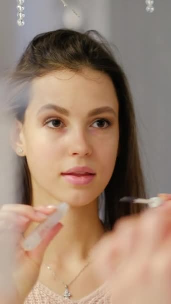 垂直录像 化妆申请 睫毛化妆品 视觉业余爱好 早上女性作息时用刷子工具固定胶水产品的漂亮女人 — 图库视频影像