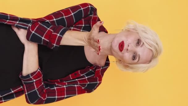 Вертикальне Відео Дувний Поцілунок Щаслива Жінка Улюблений Вираз Усміхнена Леді — стокове відео