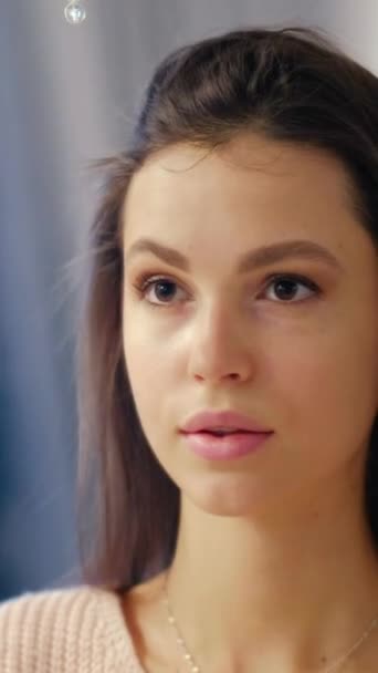 Κάθετο Βίντεο Μακιγιάζ Ματιών Οικιακή Όψη Νεαρή Ευτυχισμένη Γυναίκα Τέλεια — Αρχείο Βίντεο