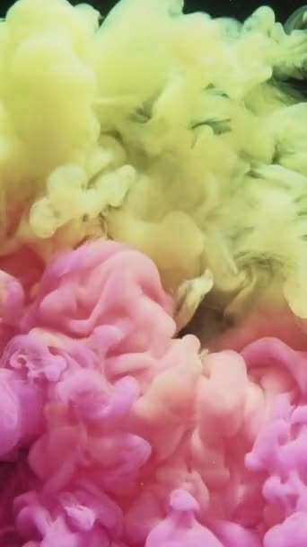 Vertikales Video Tintenwasserschuss Rauchwolke Enthüllungseffekt Unterwasser Pastellrosa Farbe Gelb Farbstoffmischung — Stockvideo