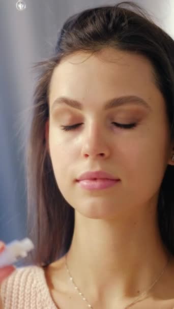 Vídeo Vertical Maquiagem Rímel Cosméticos Para Olhos Jovem Com Pele — Vídeo de Stock