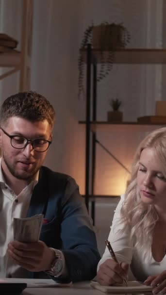 Vidéo Verticale Succès Commercial Couple Travail Équipe Budget Financier Élégant — Video