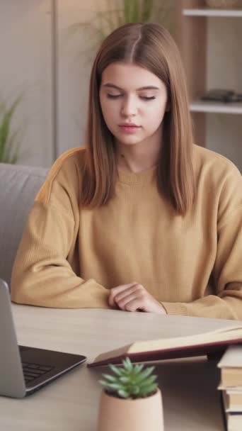 垂直ビデオ オンラインレッスン 遠隔学生 遠くの教育だ ノートパソコンで勉強する女の子が自宅の職場に座って講義を聞くインターネット光の部屋のインテリア — ストック動画