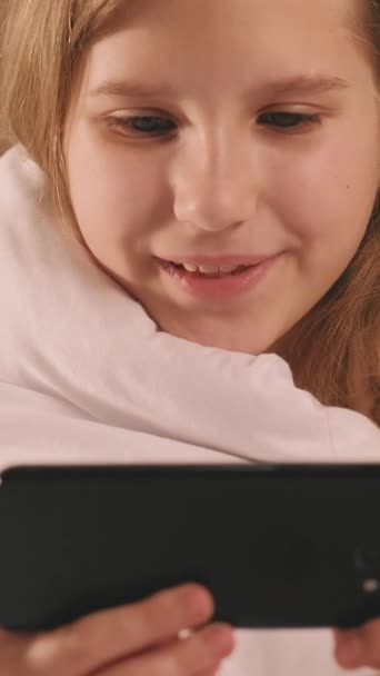 Vídeo Vertical Gadget Infancia Dispositivo Entretenimiento Feliz Risa Chica Relajada — Vídeos de Stock