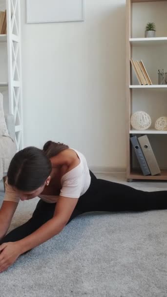 Vidéo Verticale Exercice Fractionné Maison Étire Jeune Femme Forme Flexible — Video
