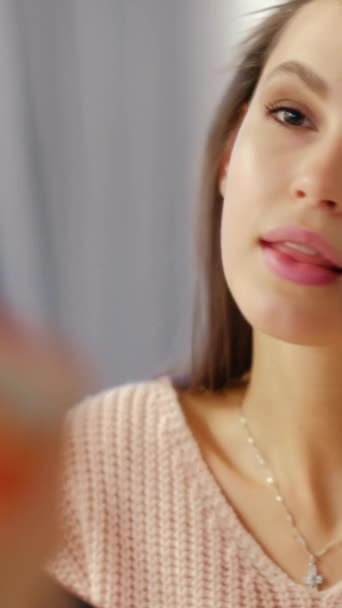 Vertikal Video Naturlig Makeup Kosmetisk Applicering Leende Ung Kvinna Med — Stockvideo