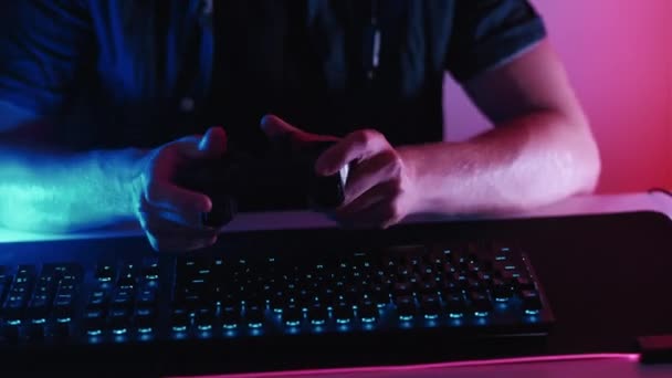 Gry Sportowe Cyber Zabawa Nocna Rozrywka Człowiek Ręce Trzymając Konsolę — Wideo stockowe