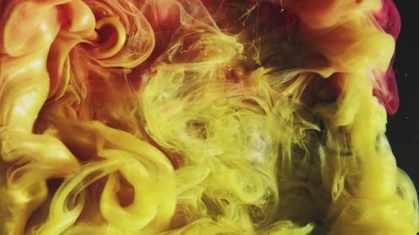 水を塗れ インクを落とせ オープン爆発効果 黄色色液スプラッシュグリッターダストテクスチャ煙雲の動き抽象的なアートの背景 — ストック動画