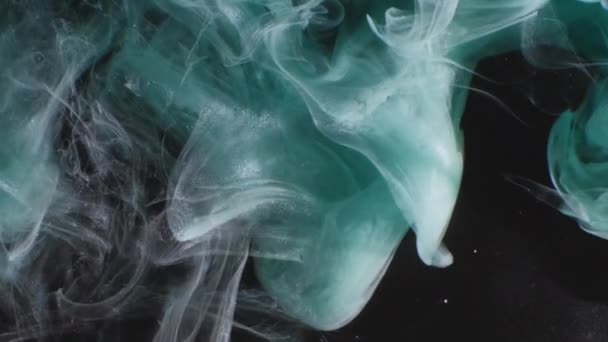 煙が噴き出す 水を塗れ 水中波だ 黒の抽象アートの背景に青色の輝き粒子蒸気雲の動きを教える — ストック動画