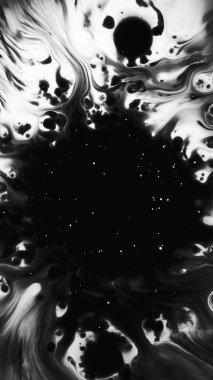 Siyah mürekkep. Yağ lekeleri. Siyah suluboya kıvrımlarının doğaüstü desenleriyle harmanlanan koyu sıvı soyut çizimler yapar..