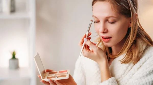 Ochtendmake Schoonheidsproduct Decoratieve Cosmetica Blond Vrouw Met Palet Aanbrengen Van — Stockfoto