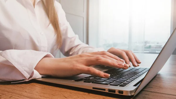 在线工作 计算机业务 远程工作 女自由职业者专业女性手在笔记本电脑上打字浏览互联网研究项目 — 图库照片