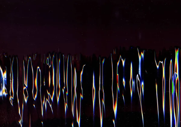 Glitch覆盖 霓虹灯光芒 失真噪音显示 基于黑色背景的折皱仿形纹理彩虹光梯度设计 — 图库照片