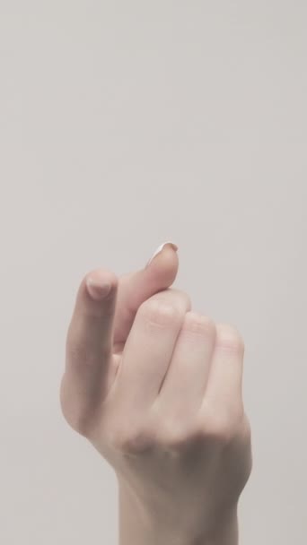 Vídeo Vertical Ven Acá Invita Gesto Mujer Dedo Atrayendo Señalización — Vídeo de stock