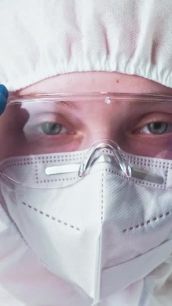 Video Verticale Specialista Laboratorio Protezione Covid Epidemia Coronavirus Donna Medico — Video Stock