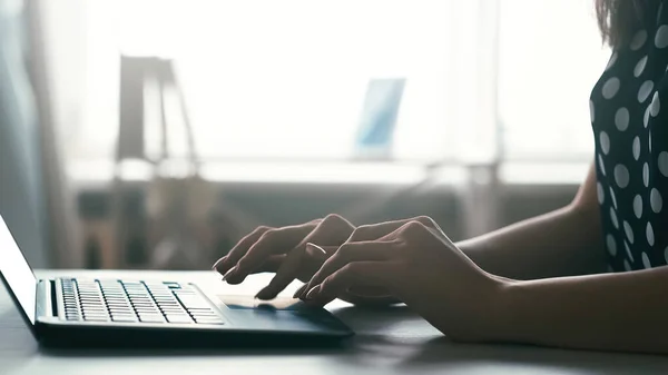 笔记本电脑的工作 网上交易 数字营销 办公室女职员在办公室用现代电脑键盘打字发短信 — 图库照片