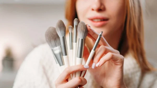 Pincéis Maquiagem Ferramentas Visualização Acessórios Beleza Mãos Mulher Irreconhecível Segurando — Fotografia de Stock