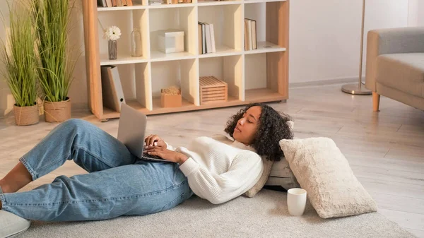 インターネットの閲覧 ノートパソコンのレジャー リラックスして 平和な女性は居心地の良いリビングルームで床の上で休んでチャットを楽しんでネット上でサーフィン — ストック写真