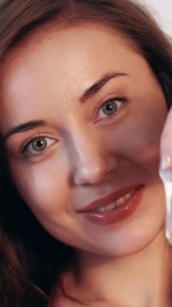 垂直ビデオ 目の下のスキンケア 美容整形手術 しわ対策ルーチン コラーゲンパッド 肌にハイドロゲルの回復ケアパッチを適用魅力的な若い笑顔の女性 — ストック動画