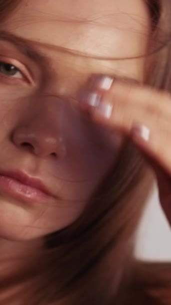 Vertikales Video Professionelle Modellierung Schönheit Posiert Junge Selbstbewusste Modefrau Mit — Stockvideo
