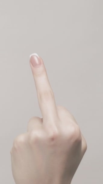 Pionowe Wideo Środkowy Palec Niegrzeczny Gest Kobieta Ręka Pokazując Zestaw — Wideo stockowe