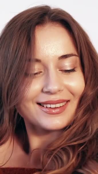 Vídeo Vertical Mujer Feliz Cuidado Piel Femenino Disfruta Belleza Humor — Vídeo de stock