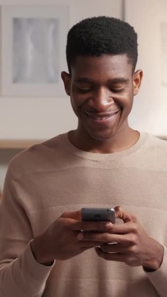 Vídeo Vertical Mensajes Móviles Generación Milenaria Teléfono Ocio Feliz Hombre — Vídeos de Stock