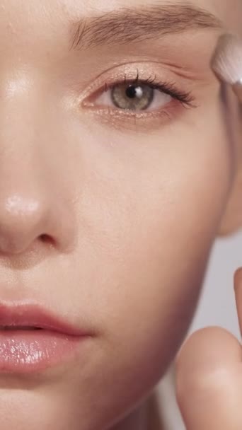 Vídeo Vertical Maquiagem Natural Aplicação Cosmética Mulher Bonita Com Escova — Vídeo de Stock