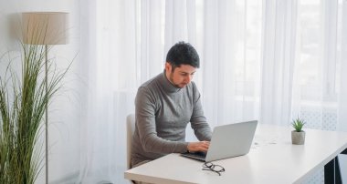 Bilgisayar işi. Ofis işleri. Veri analizi İş yerindeki bilgisayarında belgeyle yazı yazmaktan bıkmış, odaklanmış iş adamı sohbeti..