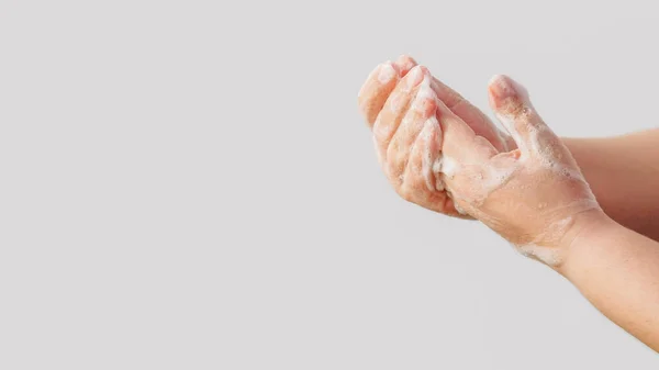 抗菌衛生だ ウイルス対策 石鹸泡を消毒して手の皮膚を浄化白い背景に隔離された細菌を洗い流して空の空間 — ストック写真
