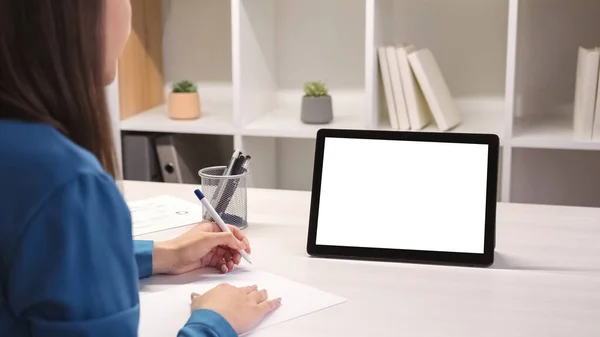 视频聊天 网上教育 在家学习 远程学习 在平板电脑上的数字课堂教学中 女学生在现代室内用空白白屏写笔记 — 图库照片