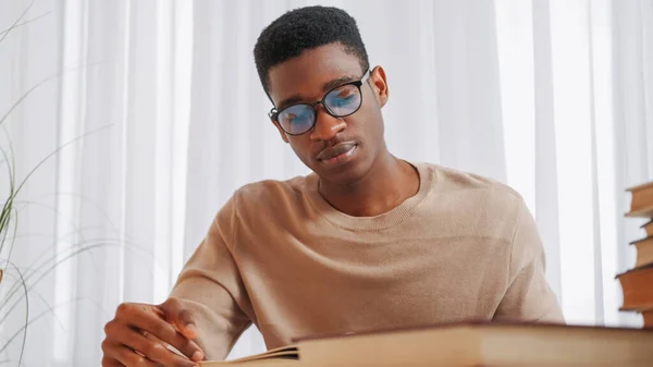 Studienschwerpunkt Prüfungsforschung Hausaufgabenvorbereitung Müder Junger Mann Mit Brille Liest Buch — Stockfoto