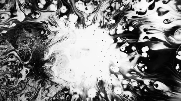 グランジスプラッシュ インクの汚れ ダーク流体は 白い抽象的なイラストに流れる中油のパターンで自由な空間で波をスプラッター — ストック写真