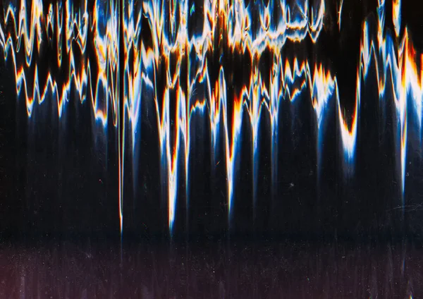 Glitch覆盖 Vhs震动 数字背景 在划破的黑色显示屏上模糊的明亮的 发亮的蓝色 锯齿状线 — 图库照片