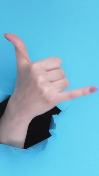 Вертикальное Видео Жест Вызова Знак Шаки Женская Рука Показывает Приветственный — стоковое видео