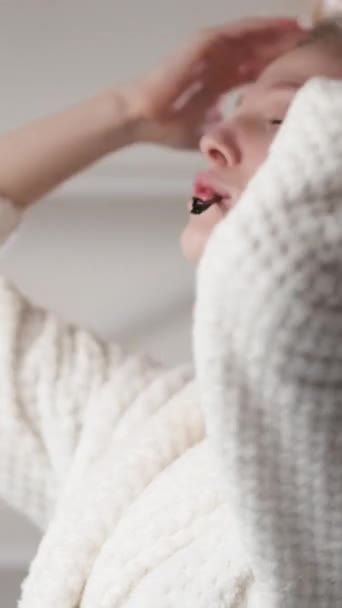 Κάθετο Βίντεο Ρουτίνα Ομορφιάς Αξεσουάρ Μαλλιών Πρωινό Σπα Χαλαρωμένη Αυτοπεποίθηση — Αρχείο Βίντεο